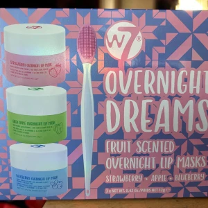 Fin presentförpackning med overnight lip masks! - Fin presentförpackning med 3 st overnight lip masks i smakerna "Strawberry", "Apple" & "Blueberry" inkl applikator från W7. 3 x 12 g. 