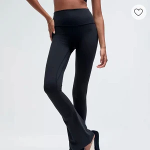 Svarta Align Pant från Lululemon - Säljer ett par svarta Align Pant från Lululemon. Utvängda flared yoga pants som är så trendiga just nu! Endast provade💕 Storlek 4 motsvarar 36. Säljer även en define jacket
