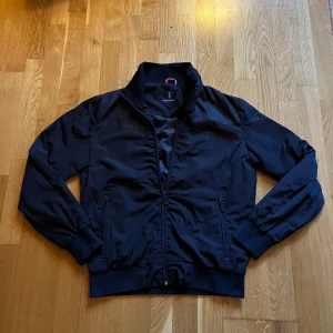 Ralph Lauren jacka - Snygg svart jacka från Polo Ralph Lauren med dragkedja och broderad logga på bröstet. Jackan har långa ärmar och stilren. Skick 9/10. Mvh PastPerfect 