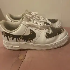 Nike af1, fint skick, sparsamt använda! Storlek 40 (25cm) passar även 39 