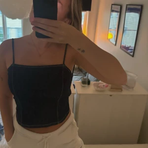 Jeans topp - Så fin topp i jeans , med jättesnygg öppen rygg!!💕