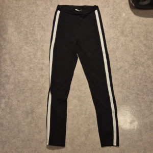 Byxor med revärer - Byxor/tights med vita revärer, använda men i bra skick