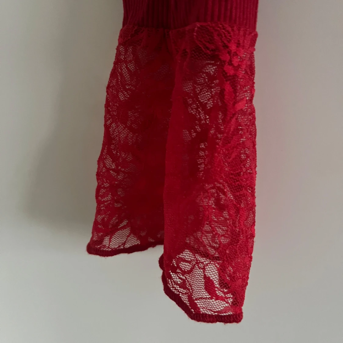 Röd långärmad tröja med spets - 90