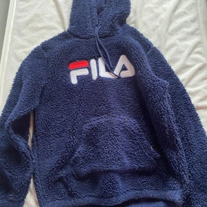 Fila hoodie  - Fluffig blå fila hoodie väldigt varm perfekt för vintern 10/10 skick använd några gånger🤍