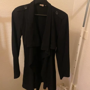 Kappa - Superfin kappa från VILA. Köptes för något år sen men är i väldigt fint skick ! Något tunnare så skulle säga att det är en vår/höstkappa ☺️