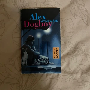 Alex Dogboy - Boken 'Alex Dogboy' av Monica Zak handlar om en pojke som överges av sina föräldrar och tvingas leva på gatan. Han möter en hundvalp som förändrar hans liv. Berättelsen utspelar sig i Honduras och har engagerat många läsare. Boken är i pocketformat och ges ut av Opal.