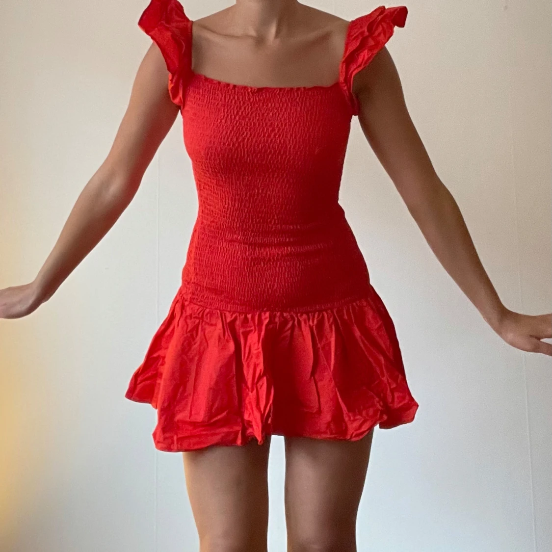 Röd sommarklänning med volangdetaljer