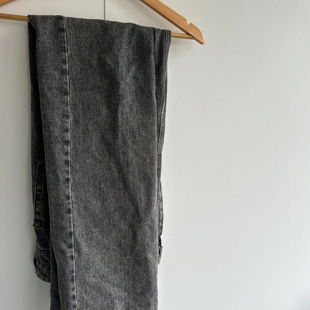 Säljer ett par grå jeans från Hope i storlek 29. De har en klassisk straight passform med knappar framtill. Perfekta för både vardag och fest. mycket bra skick. Kvitto finns!. Farkut & Housut.