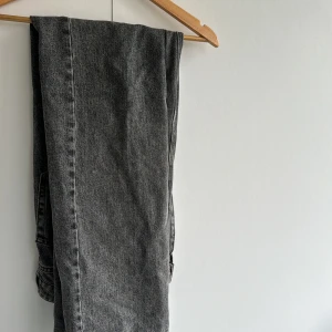 Grå jeans från Hope - Säljer ett par grå jeans från Hope i storlek 29. De har en klassisk straight passform med knappar framtill. Perfekta för både vardag och fest.  mycket bra skick. Kvitto finns!