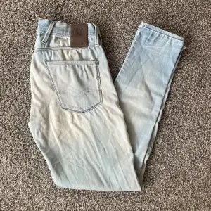 Riktigt feta replay jeans i bra skick, men välanvända. Kommer sälja väldigt mycket till vintern så gå in och kolla i min profil, tveka inte med frågor!