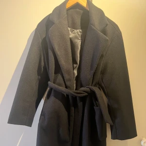 lång Kappa - Bra skick kom inte till användning längre men väldigt varm och snygg funkar bra för både höst och vinter kan skicka fler bilder om det önskas/ kan diskutera pris☺️