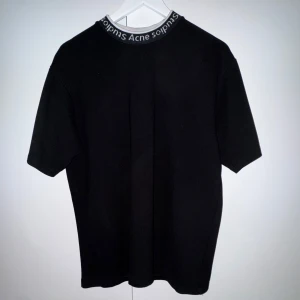Acne Studios t-Shirt S  - Snygg svart t-shirt med logotypen ”Acne Studios” tryckt på kragen. T-shirten är i XS oversized passform  Bra skick  Köparen står för frakt!