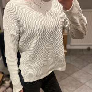 Vit stickad tröja - Säljer en supermysig stickad tröja i mycket bra skick. Den har en avslappnad passform och långa armar. Tröjan är enkel men stilren, vilket gör den lätt att matcha med olika outfits. Perfekt för en chill dag eller en mysig kväll hemma. Då jag Inter använder den så mycket så säljer jag dem till ett bra pris!❣️🥰