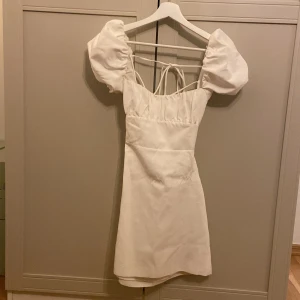 Zara Studentklänning! - Vit klänning med öppen rygg från Zara! Superfin till midsommar eller student. Helt oanvänd med prislappen kvar! Sälj inte längre på zara.