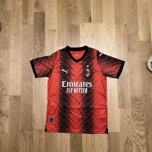 Hjälper en vän att sälja denna ac Milan home jersey årsmodel 23/24. Han är ungefär 172 cm lång och väger 56kg, den satt lite stort på han. Nu vill han sälja den eftersom han tyckte den satt så som han hade tänkt sig. Den är i väldigt bra skick