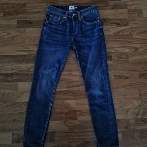 Mörkblå Jeans - Säljer ett par snygga mörkblå jeans från 157 i storlek S. De har en klassisk femficksdesign med knapp och dragkedja framtill. Perfekta för både vardag och fest! Den är i storlek S.