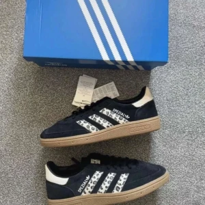 Adidas Handball Spezial sneakers - Snygga Adidas Handball Spezial sneakers i svart med vita detaljer och leopardmönster på de klassiska tre ränderna. Skorna har en beige sula och är i nytt skick. Perfekta för både vardag och festliga tillfällen. Kommer i originalkartong.