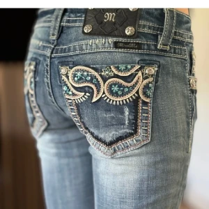 Miss me jeans - Lågmidjade bootcut jeans från Miss me. Unika fickor med snygga färger, perfekt skick. Mått Innerbenslängd: 80cm Midjemått rakt över: 37,5cm Midjemått: 86cm Skriv gärna vid frågor💗