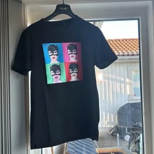 Limitato t-shirt - T-shirten är i nyskick använd fåtal gånger och mycket fet, storlek S. Passar en normal byggd person som är cirka 180cm. Nypris 1600kr