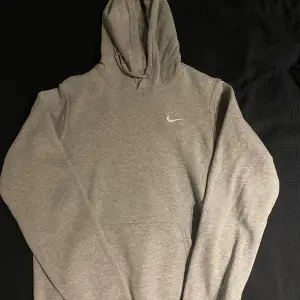 Säljer en grå hoodie från Nike i mycket bra skick. Single swoosh i strl S. Hör av dig om du har några frågor eller funderingar!