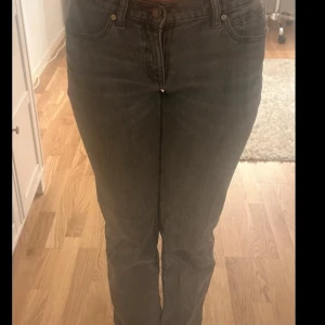 Abrand jeans  - Blå lågmidjade abrand jeans. Nypris 1000kr, säljer då dom inte används. 