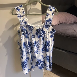 Blus  - Blommig blus från kapphal 
