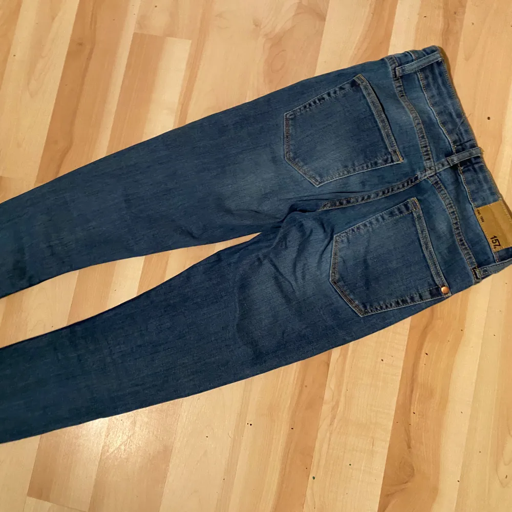 Säljer ett par snygga blå skinny jeans från lager 157 i storlek XS. De är i bra skick! . Jeans & Byxor.