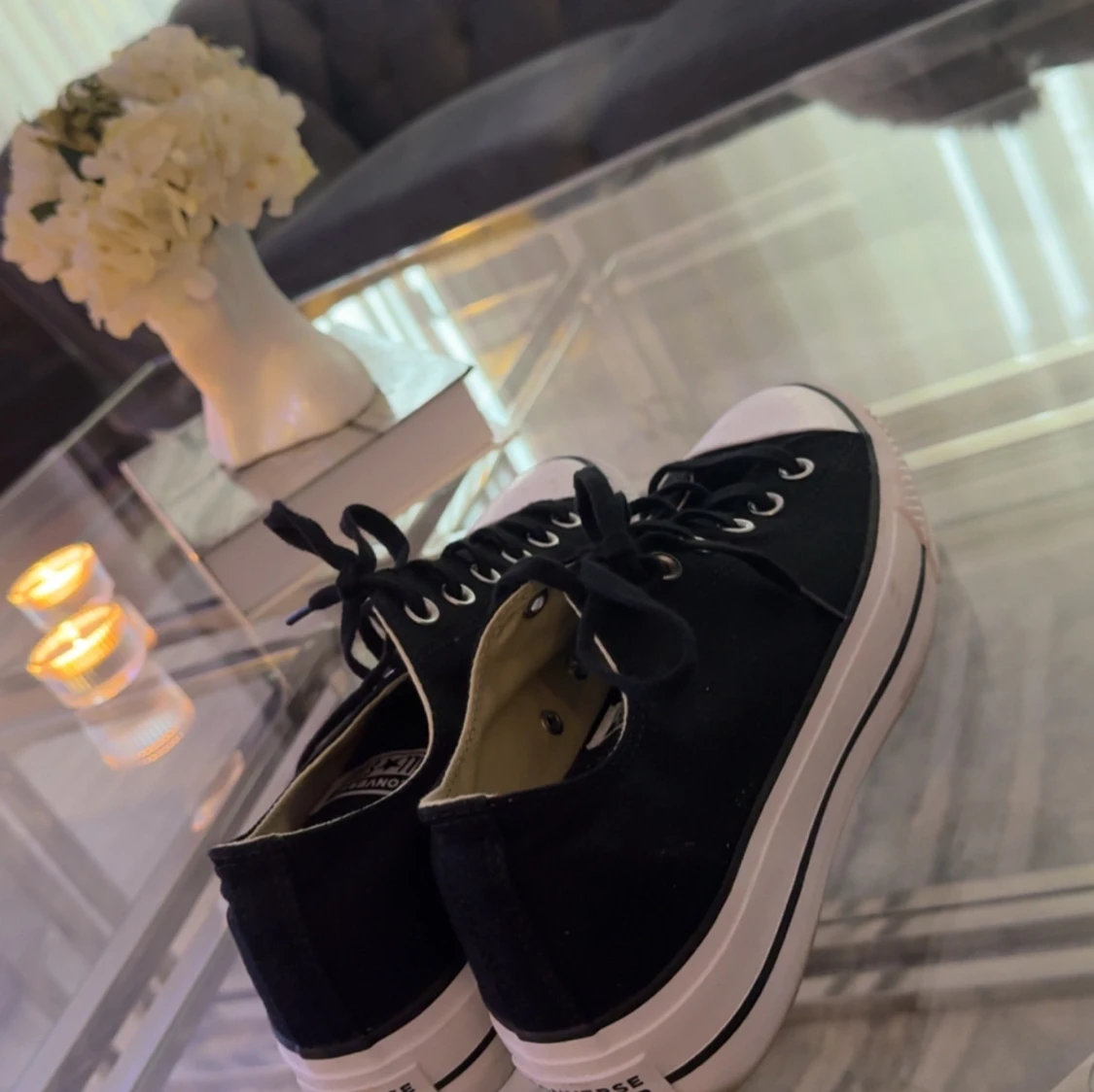 Svarta sneakers med vita detaljer - 91