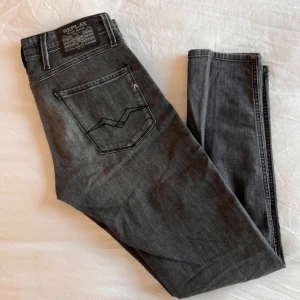 Replay jeans  - Säljer ett par snygga grå jeans från Replay i modellen Anbass. Dem är i väldigt bra skick, använda ett fåtal gånger. Storlek W30 L32, för fler frågor är det bara att skriva.🤝