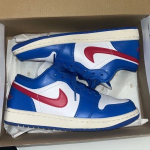 Jordan 1 Low  - Jordan 1 low blå och röda, helt nya! Haft på mig dom 1 gång innan dom är i helt nytt skick. Köpta på zalando. Kommer med lådan.