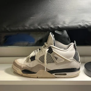 Jordan 4 military black  - Säljer ett par Jordan 4 military black i storlek 45.5. Dem är ganska använda därför för det billiga priset. Köparen står för frakten✅. Pris kan diskuteras vid snabbt köp✅