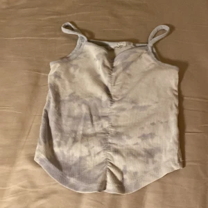 Vitt Linne med blåa fläckar  - Vitt linne med blåa fläckar