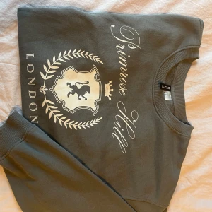 Grå hoodie - Grå hoodie från HM i storlek M men passar bra som S. Nästan aldrig använd💕