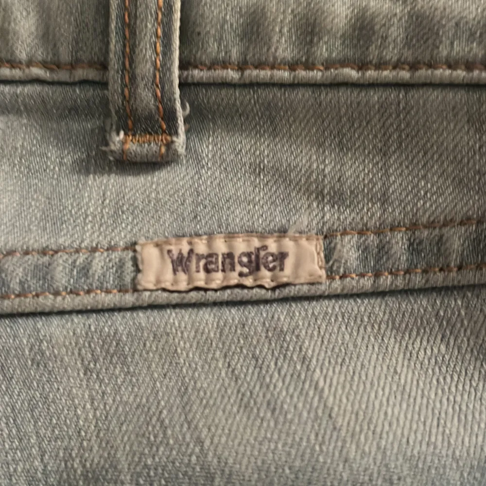 Säljer ett par ljusblå lågmidjade och utsvängda jeans från Wrangler i bra skick. De har en klassisk femficksdesign. Mina absoluta favorit jeans, säljer pgr av lite för långa💗. Jeans & Byxor.