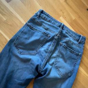 Säljer ett par klassiska blå jeans från Lindex i storlek 36 och har en ”flared” passform, perfekt för vardagsbruk. Jeansen har fickor och stängs med knapp och dragkedja. Perfekta för både höst och vår!