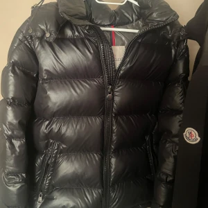 Moncler Maya - Säljer en snygg svart moncler maya. Köpt på NK. i mycket bra skick. Jackan är i storlek 1 vilket motsvarar S. 10/10