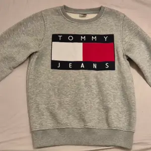 Small,  Tommy Hilfiger  collegetröja, ljusgrå Ej orginal 