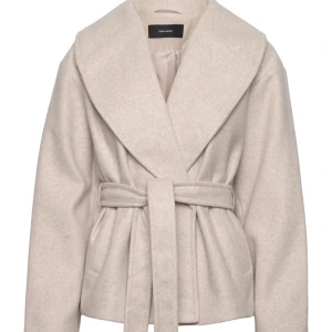 Vero Moda VMANNA BERGEN - Säljer en superfin beige kappa från Vero Moda. Den har en design ett bälte i midjan. Perfekt för höst och vår när du vill se stilren ut. Kappan är i nyskick inga defekter!❤️