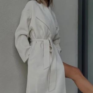 Bianca kappa - Vit bianca kappa, aldrig använd i stolek 36