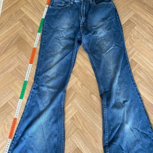 Boot-cut/flare jeans - Fina och sköna bootcut/flare jeans som är stora på mig så säljer de💓  Mått: Midja 35cm    Ben öppning 29cm      Upp till ner 102cm Skriv för fler bilder,frågor eller diskutera pris💓🤗