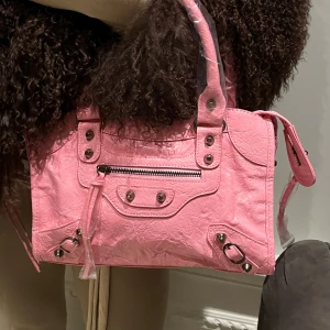 Rosa väska - Säljer nu min fina rosa väska, aldrig använd 30x20x10cm. Dustbag, spegel/korthållare och långt band tillkommer. 