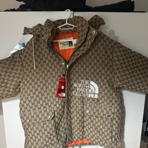 The North Face Gucci - Helt ny oanvänd, ingen box/låda men tag kvar. 