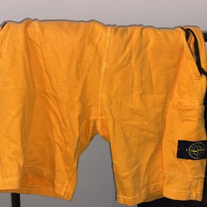 Stone Island shorts  - Använda 1 gång köpt med orange huvtröjan på NK