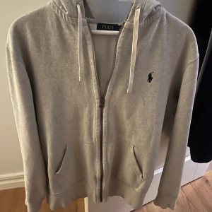 Ralph lauren hoodie - Skit snygg Ralph lauren hoodie i fint skick. Hör av er vid frågor!