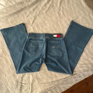 Tommy Hilfiger jeans - Blå Tommy Hilfiger jeans i modellen ”sophie low rise flare” i strl 28/30!! Aldrig använda! (Nypris 1300:-)