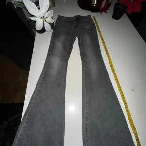 Bootcut jeans -  Är i perfekt skick. Säljer den på grund av att jag inte hade längre.  