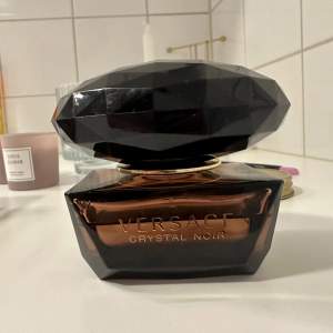 Säljer denna Versace parfym ”Crystal Noir” i 50ml Är ungefär 70-75% kvar  Nypris: 995kr