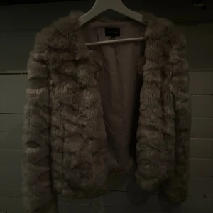 Jacka - Jättefin pälsjacka🩷 Använd 1-3 gånger och vet ej vart den kommer ifrån men helt i nyskick🩷 Säljer pga den kommer inte till användning. Nypris 1000kr