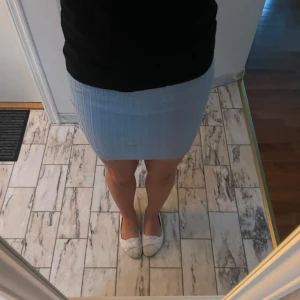 Ljusblå ribbad kjol - Säljer en superfin ljusblå ribbad kjol som är perfekt för sommaren. Den är tight och kort, vilket gör den idealisk för både vardag och fest. Kjolen är i bra skick och passar perfekt med en enkel topp och sneakers. Perfekt för en stilren och bekväm look! Skulle säga att den passar allt ifrån xs-m då den är elastisk