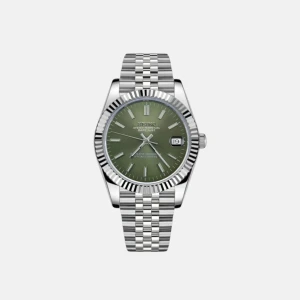 Datejust Green - Seiko Mod - Klockan är i nyskick, precis modifierad och byggd av oss. Utrustad med ett automatiskt urverk från Seiko NH35. Klocklåda samt verktyg för att ta bort länkar medföljer.  Vid frakt, packar vi klockan säkert. Hör av er vid fler frågor/bilder!